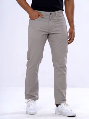 Men's jeans in cotton spandex denim fabric. Five pockets, button fastening on the front and zipper fly.