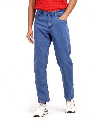 Men's regular fitted jeans in cotton spandex denim fabric. Five pockets, button fastening on the front and zipper fly.