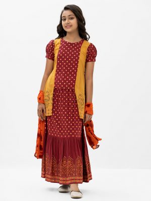 Printed kid girls ghagra choli set in viscose fabric. Puff sleeved, round neck and tasseled tie-cord belt at waist. Tie-dye chiffon dupatta with skirt.